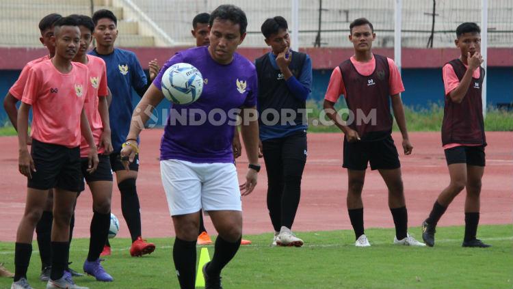 Bima Sakti memimpin latihan pemain Timnas Indonesia U-16 di Stadion Gelora Delta, Sidoarjo. Jumat (17/01/20).