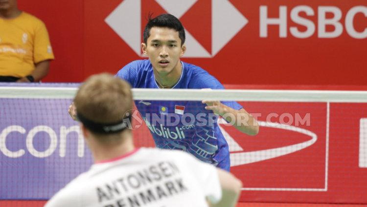 Jonatan Christie takluk dari Anders Antonsen di perempatfinal Indonesia Masters 2020. Copyright: Roihan Susilo Utomo/INDOSPORT