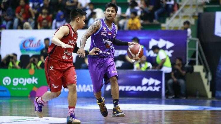 Andakara Prastawa (Indonesia Patriots) dan Kelly Purwanto (Hangtuah) beraksi dalam ajang IBL 2020.