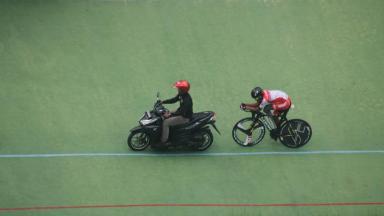 Pembalap andalan tim Para Cycling Indonesia, M Fadli Immamuddin berlatih di Velodrome Manahan, Solo.