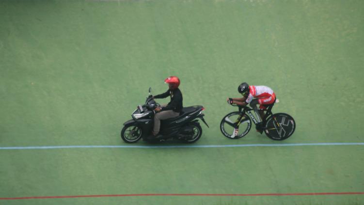 Pembalap andalan tim Para Cycling Indonesia, M Fadli Immamuddin berlatih di Velodrome Manahan, Solo. - INDOSPORT