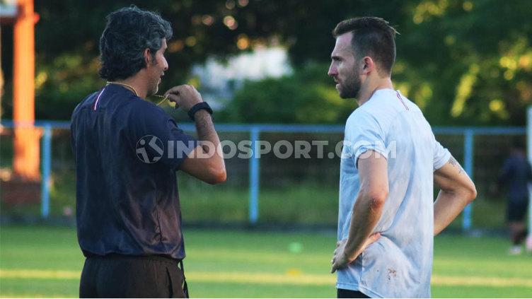 Pelatih Bali United, Stefano Cugurra Teco saat berbincang dengan Ilija Spasojevic usai sesi latihan di Lapangan Samudra, Kuta, Badung, Jumat (17/1/20) sore.