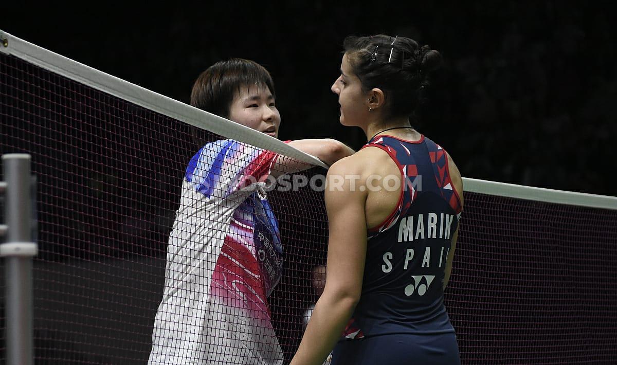Carolina Marin menjabat tangan lawannya di semifinal Indonesia Masters 2020, He Bing Jiao.