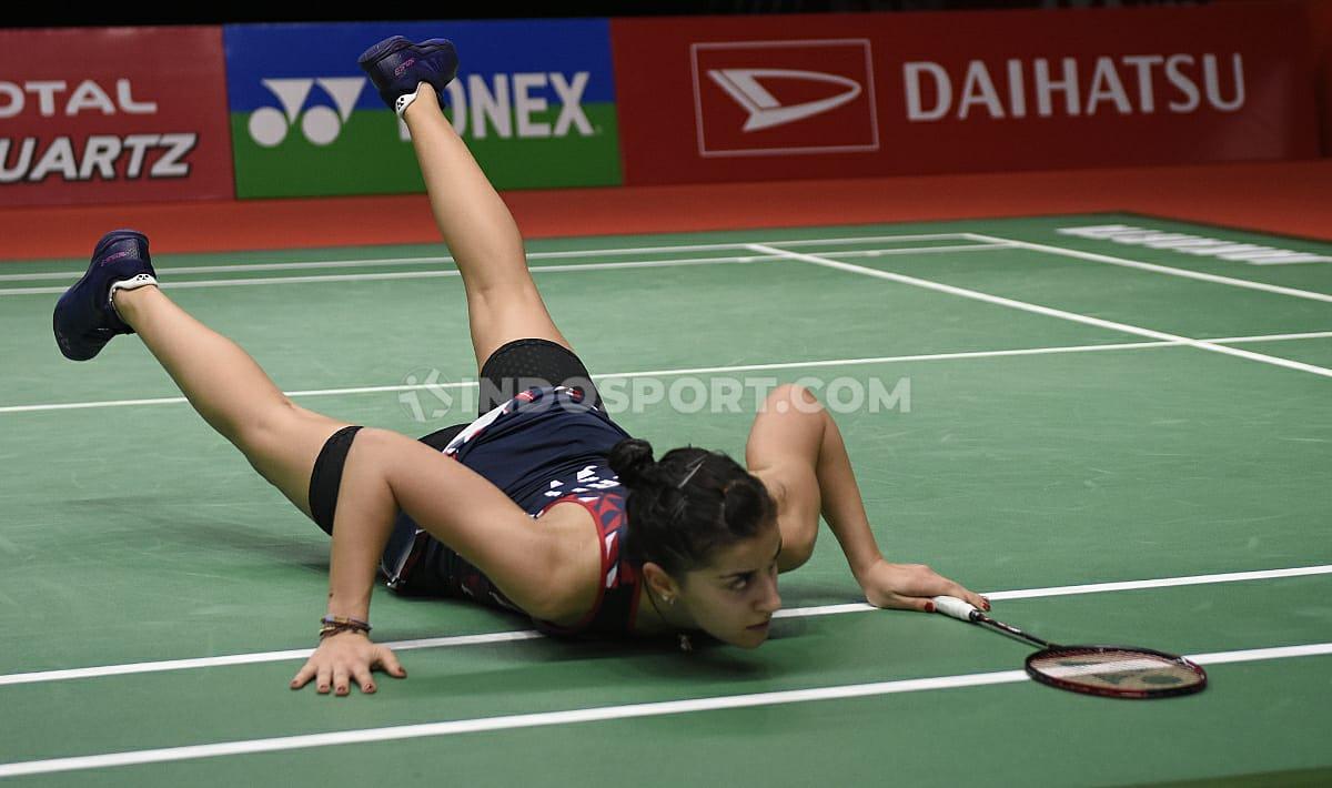 Dalam upayanya mengembalikan bola pukulan He Bing Jiao, Carolina Marin sempat terjatuh ke lantai dalam babak semifinal Indonesia Masters 2020.