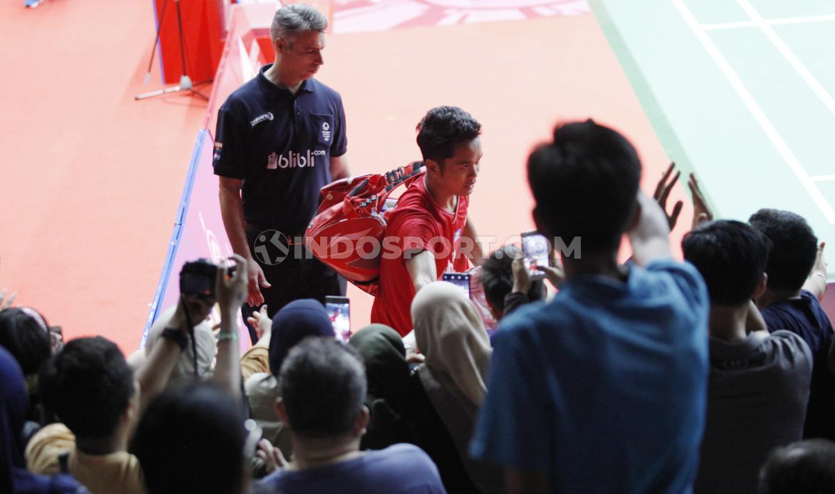 Usai mengalahkan Viktor Axelse, Anthony Sinisuka Ginting tidak lupa menyambut jabat tangan para penonton Indonesia Masters 2020 di Istora Senayan.