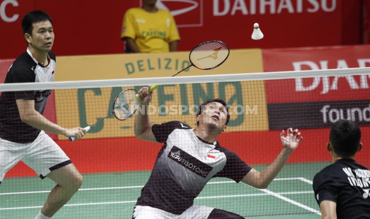 Momen ketika pasangan China, Li Junhui/Liu Yuchen mau 'mencurangi' pasangan ganda putra peringkat 2 dunia asal Indonesia, Mohammad Ahsan/Hendra Setiawan. - INDOSPORT