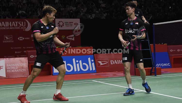 Inilah momen ketika bola hasil pukulan dari pebulutangkis ganda putra Kevin Sanjaya sukses buat raket pasangan Malaysia, Aaron Chia/Soh Wooi Yik bengkok.