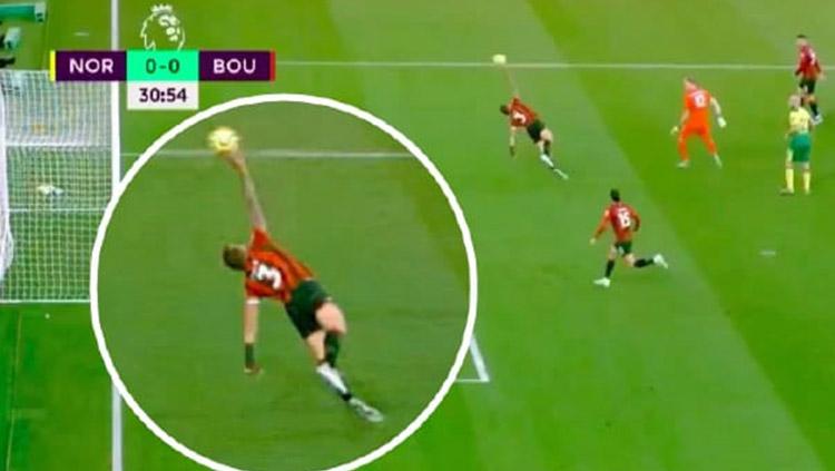 Aksi 'tangan tuhan' Steve Cook di laga Norwich City vs Bournemouth berujung kartu merah dan kekalahan bagi timnya - INDOSPORT