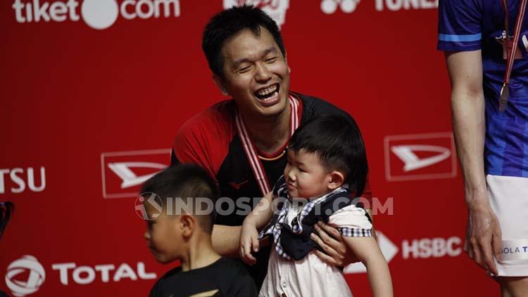 Hendra Setiawan didatangi ketiga anaknya saat berada di podium juara kedua Indonesia Masters 2020.