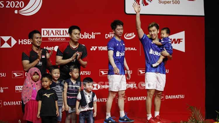 Dalam podium ganda putra Indonesia Masters 2020, hanya Kevin Sanjaya saja yang tampak berdiri sendiri tanpa didampingi anak-anak.