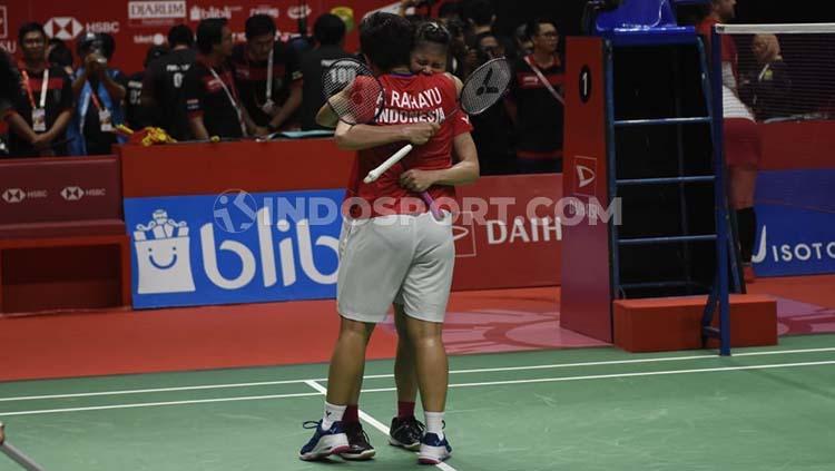 Setelah memastikan gelar juara Indonesia Masters 2020, Greysia Polii dan Apriyani Rahayu berpelukan di Istora Senayan.