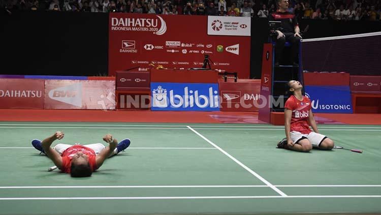 Greysia Polii/Apriyani Rahayu tak kuasa menahan rasa bahagia usai berhasil menjadi juara Indonesia Masters untuk pertama kalinya.
