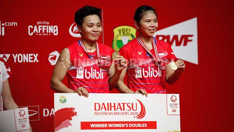 Greysia Polii/Apriyani Rahayu tak henti tersenyum usai memutus puasa gelar juaranya di Indonesia Masters 2020.