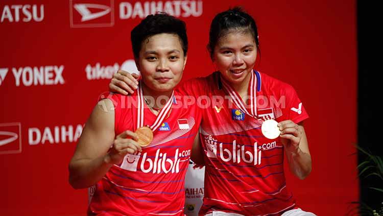 Greysia Polii/Apriyani Rahayu memamerkan medali juaranya usai memenangkan final Indonesia Masters 2020.