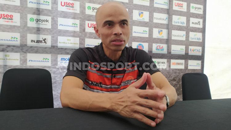 Pelatih NSH Jakarta, Antonius Ferry Rinaldo saat konferensi pers di Gor C'Tra Arena, Kota Bandung, Minggu (19/01/2020).