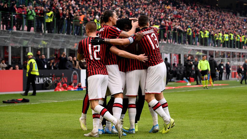 Klub Serie A Italia, AC Milan, bakal merombak lini belakangnya besar-besaran. Tidak tanggung-tanggung, 6 bek bakal ditendang di bursa transfer musim panas ini. - INDOSPORT