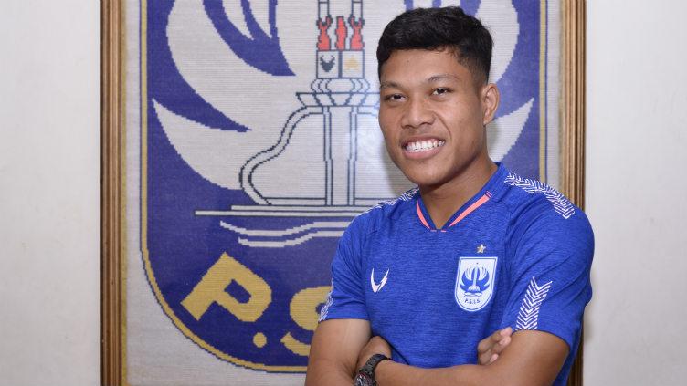 Wahyu Prasetyo saat melakukan foto di Kantor PSIS usai Menandatangani Kontrak.