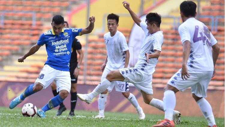 Gelandang Persib Bandung, Abdul Aziz, beraksi dalam ajang pramusim Asia Challenge Cup 2020 di Stadion Shah Alam, Malaysia, Minggu (19/1/20).