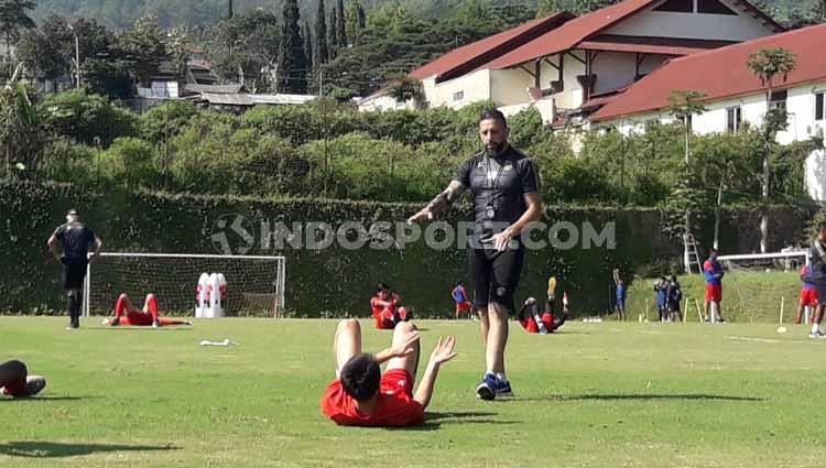 Latihan fisik pemain Arema FC saat masih dilatih oleh Marcos Gonzales yang kini hijrah ke Borneo FC.