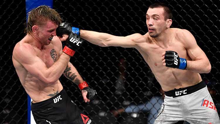 Petarung Mix Martial Arts (MMA) asal Rusia, Askar Askarov (kanan) sukses menumbangkan lawannya yakni Tim Elliott. - INDOSPORT