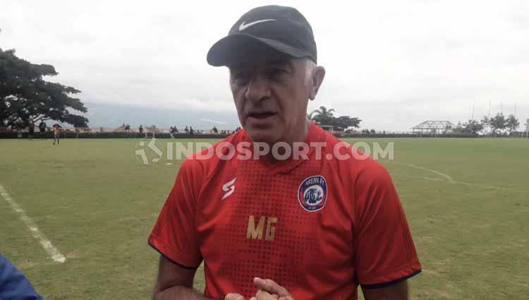 Pelatih Arema FC, Mario Gomez, memberikan keterangan pers usai memimpin sesi latihan pramusim Liga 1 2020.