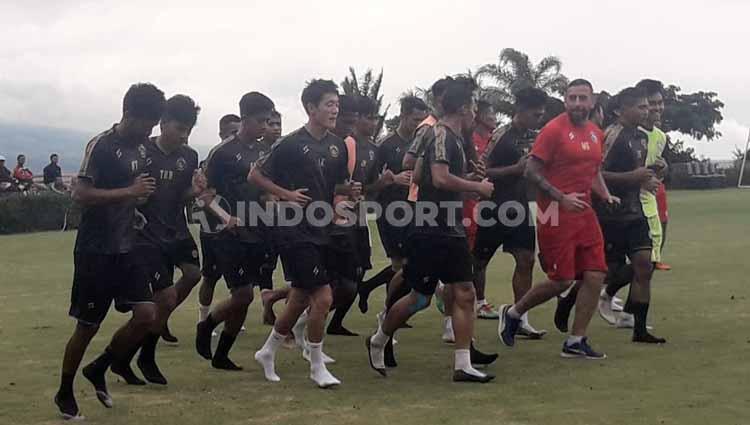 Skuat Arema FC dalam latihan sebelum masa pandemi virus corona menyerang Indonesia.