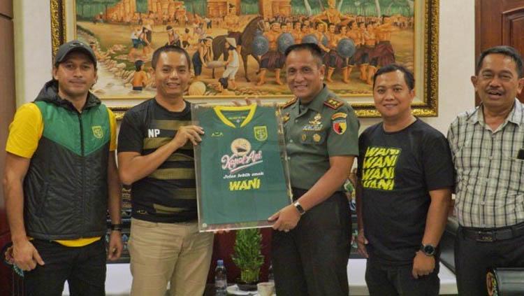 Rombongan yang dipimpin Sekretaris Persebaya Ram Surahman tersebut bertemu langsung dengan pemimpin tertinggi Kodam V/Brawijaya, Mayor Jenderal TNI R. Wisnoe Prasetja Boedi. - INDOSPORT