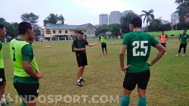 Asisten pelatih PSMS Medan, Isman Jasulmei (baju hitam), memimpin langsung sesi latihan tim menjelang Liga 2 2020 di Stadion Kebun Bunga. - INDOSPORT