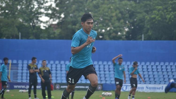 Winger Sriwijaya FC, Firman Septian, tengah menjalani latihan recovery menjelang Liga 2 2020 di Stadion Bumi Sriwijaya, Palembang, Senin (20/1/20). Copyright: Muhammad Effendi/INDOSPORT