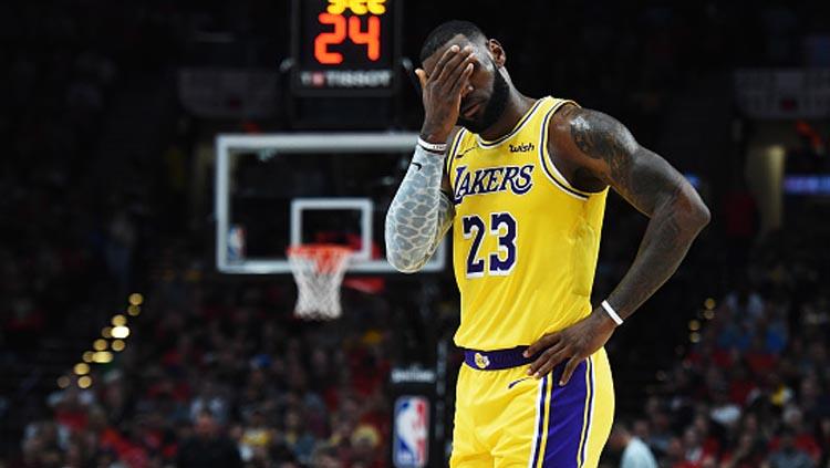 Ekspresi kekecewaan dari pemain megabintang basket NBA, LA Lakers, LeBron James. - INDOSPORT
