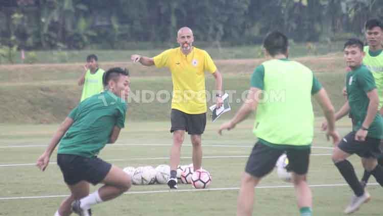 Usai pamit dari PSS Sleman, sks asisten pelatih Timnas Indonesia Eduardo Perez resmi besut klub yang dipimpin Alfonso de la Cruz CP Villarrobledo.