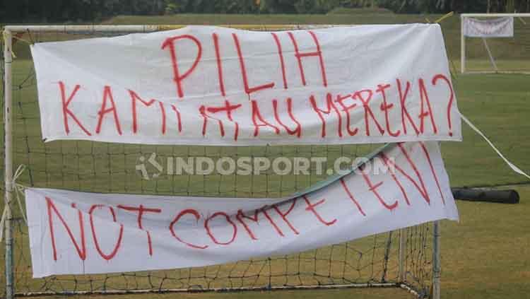 Oknum fans PSS Sleman sebelumnya juga sempat membentangkan spanduk protes di Stadion Maguwoharjo.