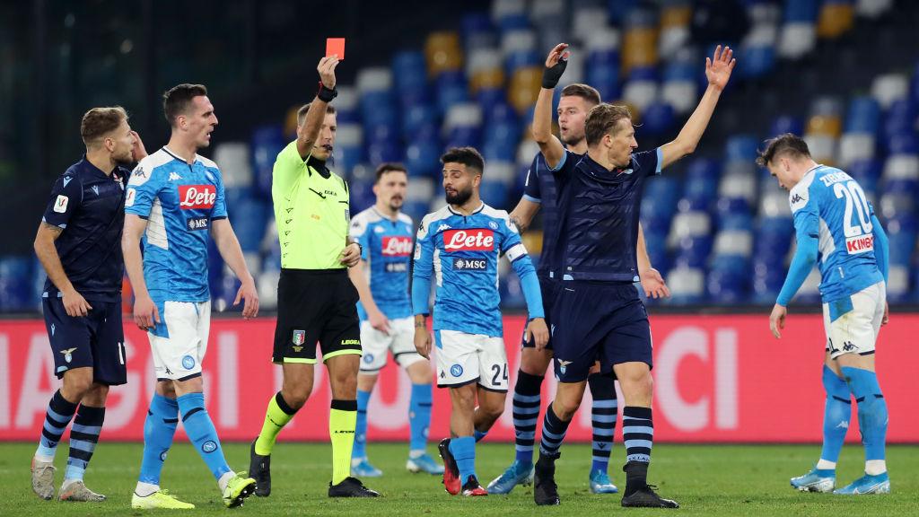 Lucas Leiva dikartu merah dalam laga Coppa Italia antara Napoli vs Lazio Copyright: Francesco Pecoraro/Getty Images