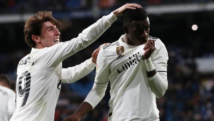 Alvaro Odriozola dan Vinicius Junior merayakan golnya untuk Real Madrid di LaLiga Spanyol 2019/2020. Copyright: elperiodico.com