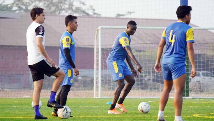 Pelatih Bhayangkara FC, Paul Munster, buka suara soal keputusannya menarik Arthur Bonai lebih awal.