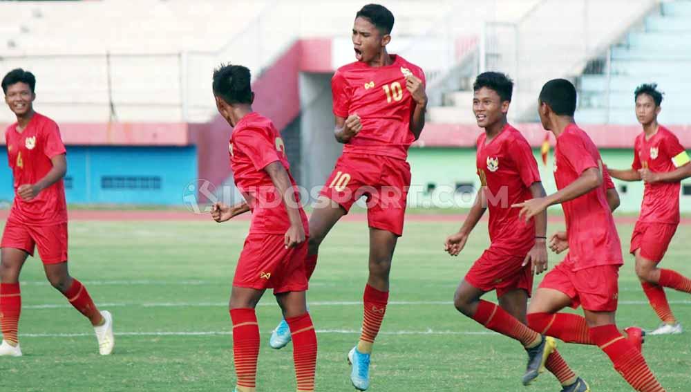 Selebrasi pemain timnas Indonesia u-16, Marselino saat pertandingan uji coba lawan PSBK Blitar di Stadion Gelora Delta, Sidoarjo. Kamis (23/01/20).