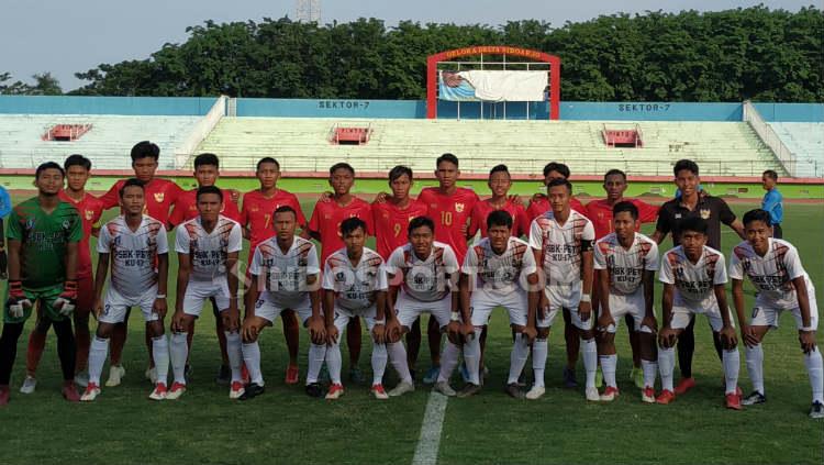 Timnas Indonesia U-16 berfoto dengan PSBK Blitar sebelum laga, Kamis (23/01/20).