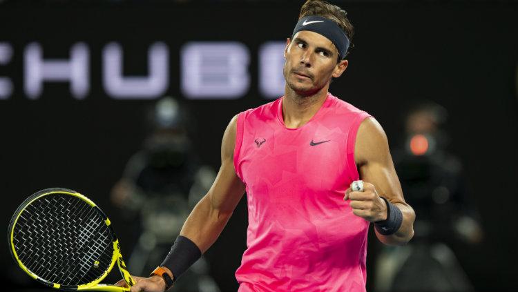 Indosport - Rafael Nadal bikin lawannya mencak-mencak di Australian Open 2022. Foto: TPN/Getty Images.