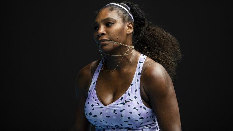 Ekspresi Serena Williams saat tertinggal dari Wang Qiang di babak ketiga Australia Terbuka 2020. - INDOSPORT