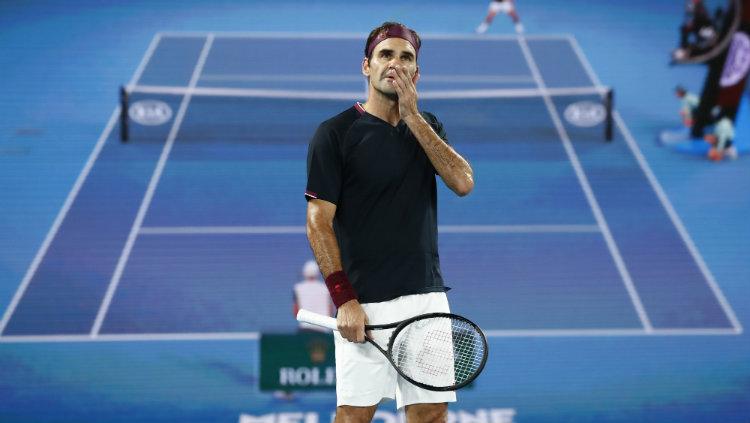 Roger Federer mengamati layar saat challenge review dalam laga sengit melawan John Millman.