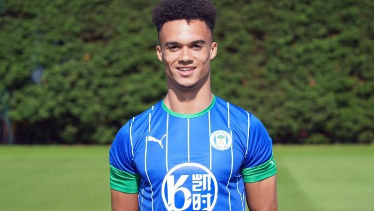 Bek Wigan Athletic, Antonee Robinson dikabarkan membuat AC Milan tertarik di bursa transfer musim dingin 2020. Copyright: twitter.com/antonee_jedi