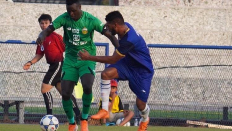 Ezechiel N'Douassel saat bermain pertama kali untuk Bhayangkara FC di laga uji coba menghadapi klub Kamboja, Jumat (24/01/20).