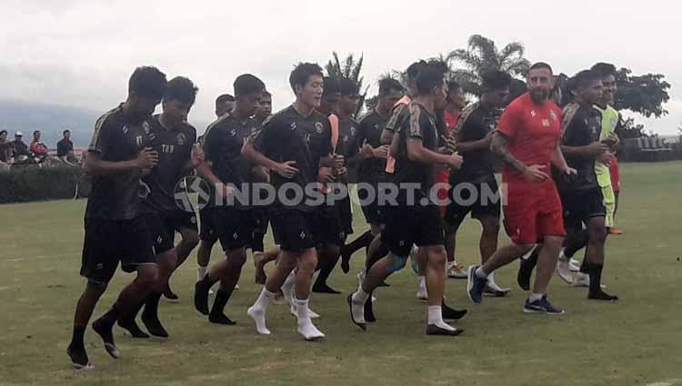 Tim Arema FC saat menjalani latihan. Copyright: Ian Setiawan/INDOSPORT