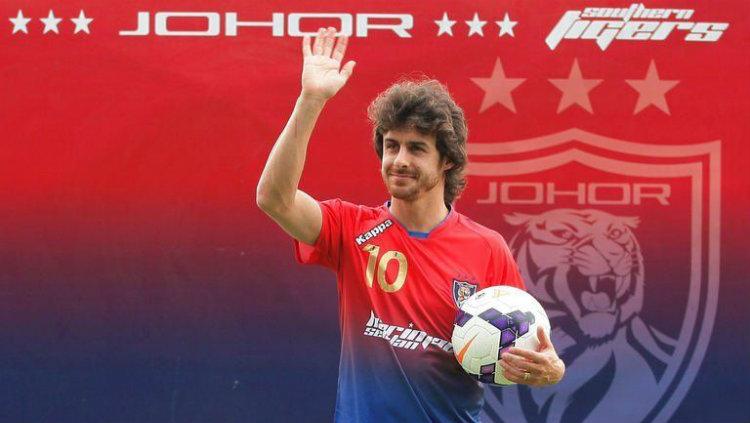 Legenda Timnas Argentina, Pablo Aimar saat diperkenalkan sebagai pemain baru klub Liga Malaysia, Johor Darul Tazim. - INDOSPORT