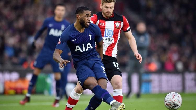 Japhet Tanganga berusaha mencari ruang untuk mengoper bola dalam pertandingan Piala FA antara Southampton vs Tottenham Hotspur, Sabtu (25/01/20) malam WIB.