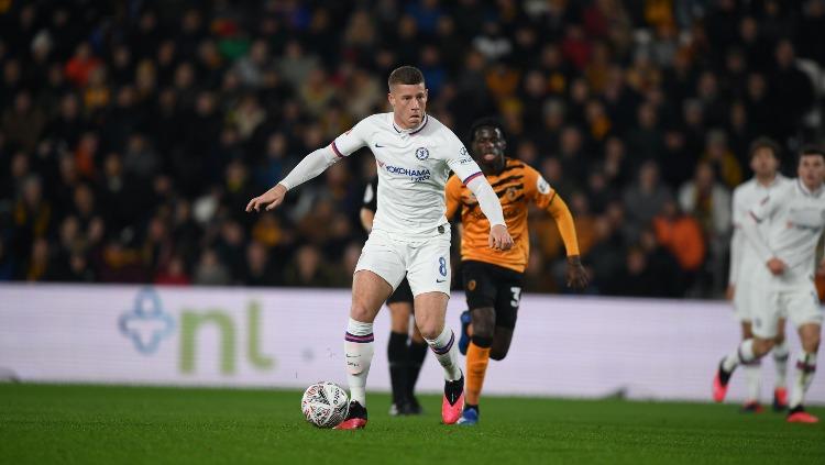 Ross Barkley menjaga bola pada pertandingan Piala FA antara Hull City vs Chelsea, Minggu (26/01/20) dini hari WIB. Copyright: chelseafc.com