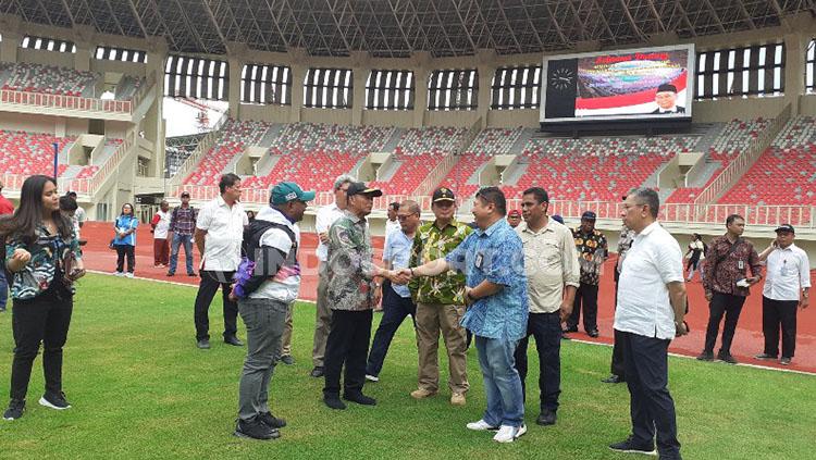 Menteri Pembangunan Manusia dan Kebudayaan (PMK), Muhadjir Effendy saat bersalaman dengan Site Engineering Manager PT PP Tbk, Dolly Abu Zein, dalam kunjungannya ke Stadion Papua Bangkit.