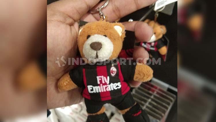 Salah satu souvenir yang ada di Stadion San Siro. Copyright: Zainal Hasan/INDOSPORT