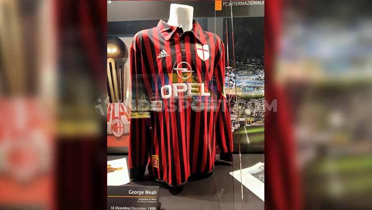 Jersey AC Milan yang pernah dikenakan George Weah. Copyright: Zainal Hasan/INDOSPORT