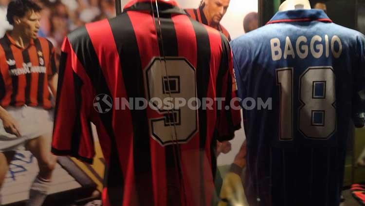 Jersey eks pemain AC Milan dan Timnas Italia, Roberto Baggio. Copyright: Zainal Hasan/INDOSPORT